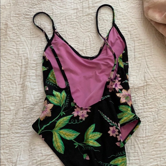 One piece bathing suit - Picture 2 of 2